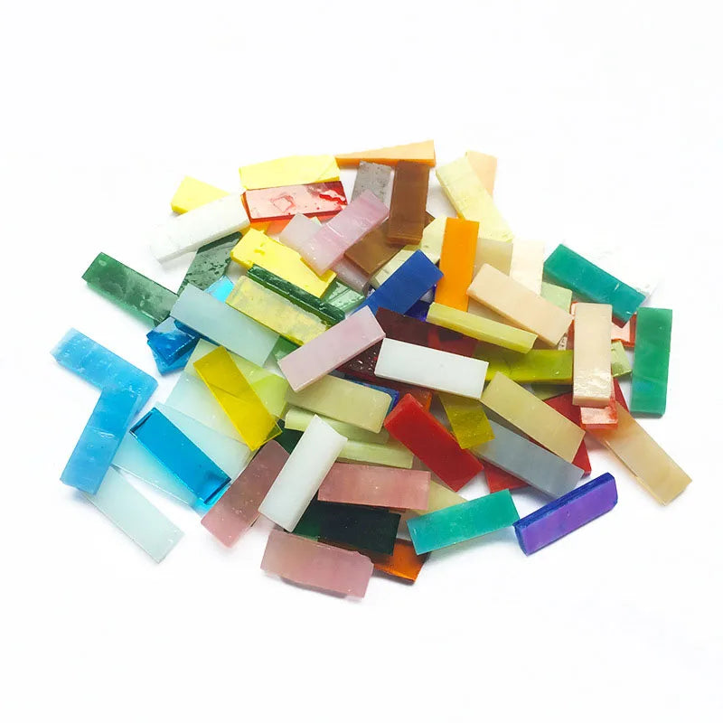 Các mảnh ghép nhựa màu sắc rực rỡ, hình chữ nhật, nằm lộn xộn trên nền trắng.