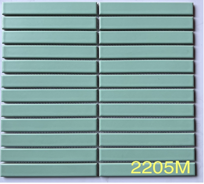 Gạch xanh lá hình chữ nhật xếp hàng ngang, mã số vàng "2205M" ở góc dưới bên phải.