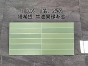 Gạch màu xanh nhạt xếp thành hàng trên nền gạch xám, có chữ phía trên.