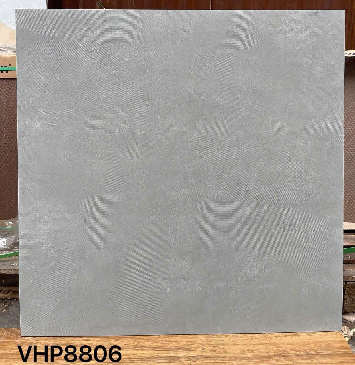 Gạch vuông màu xám nhạt với họa tiết mờ, bề mặt nhẵn, có mã VHP8806 ở góc trái.