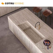 Chất liệu đá travertine màu kem, đảo bếp bằng đá tự nhiên, mặt bàn mài, thiết kế thoát nước vô hình phổ biến - Daisan Store