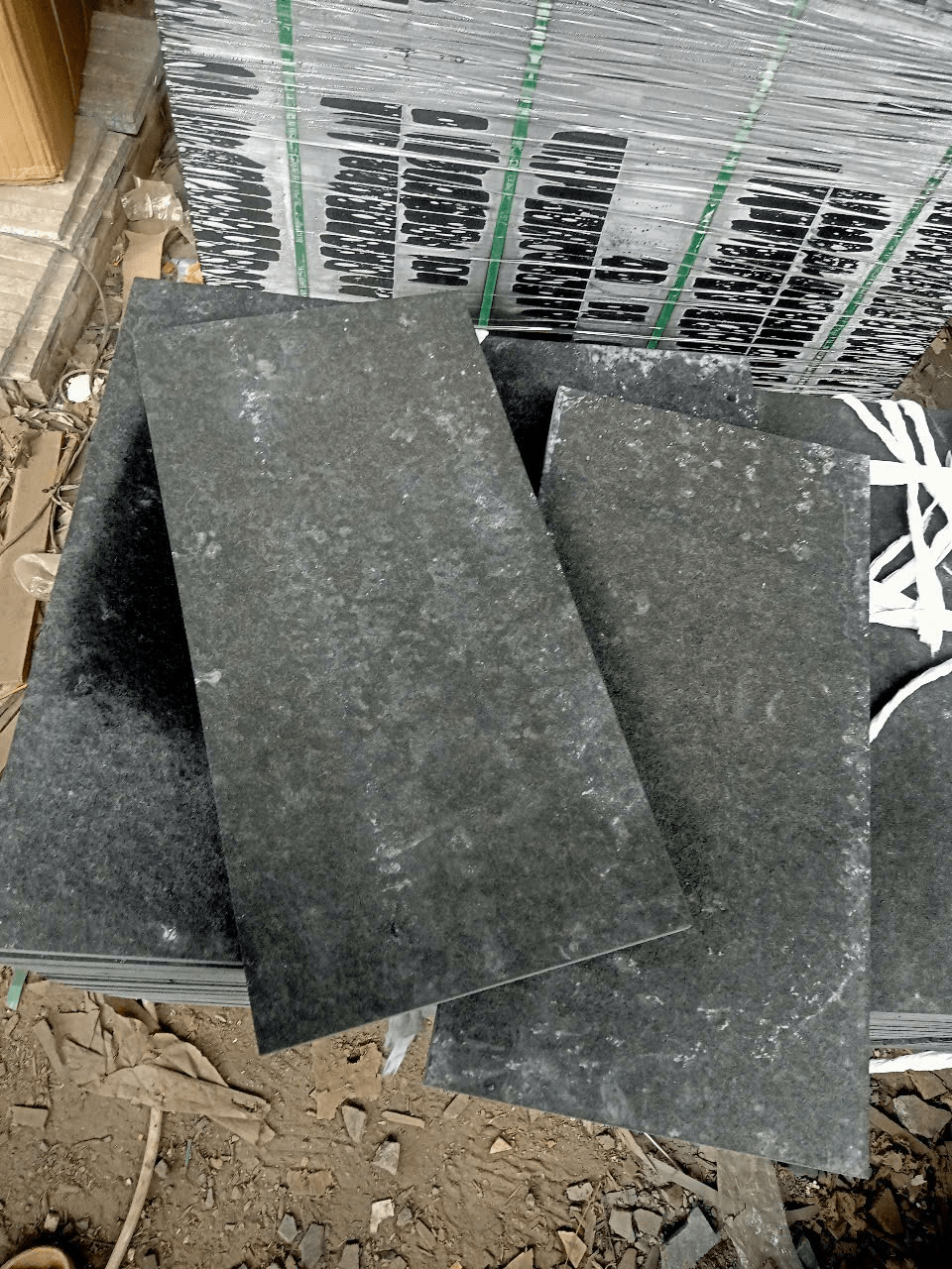 Đá bazan đen khò 30x60x1,8 - Daisan Store