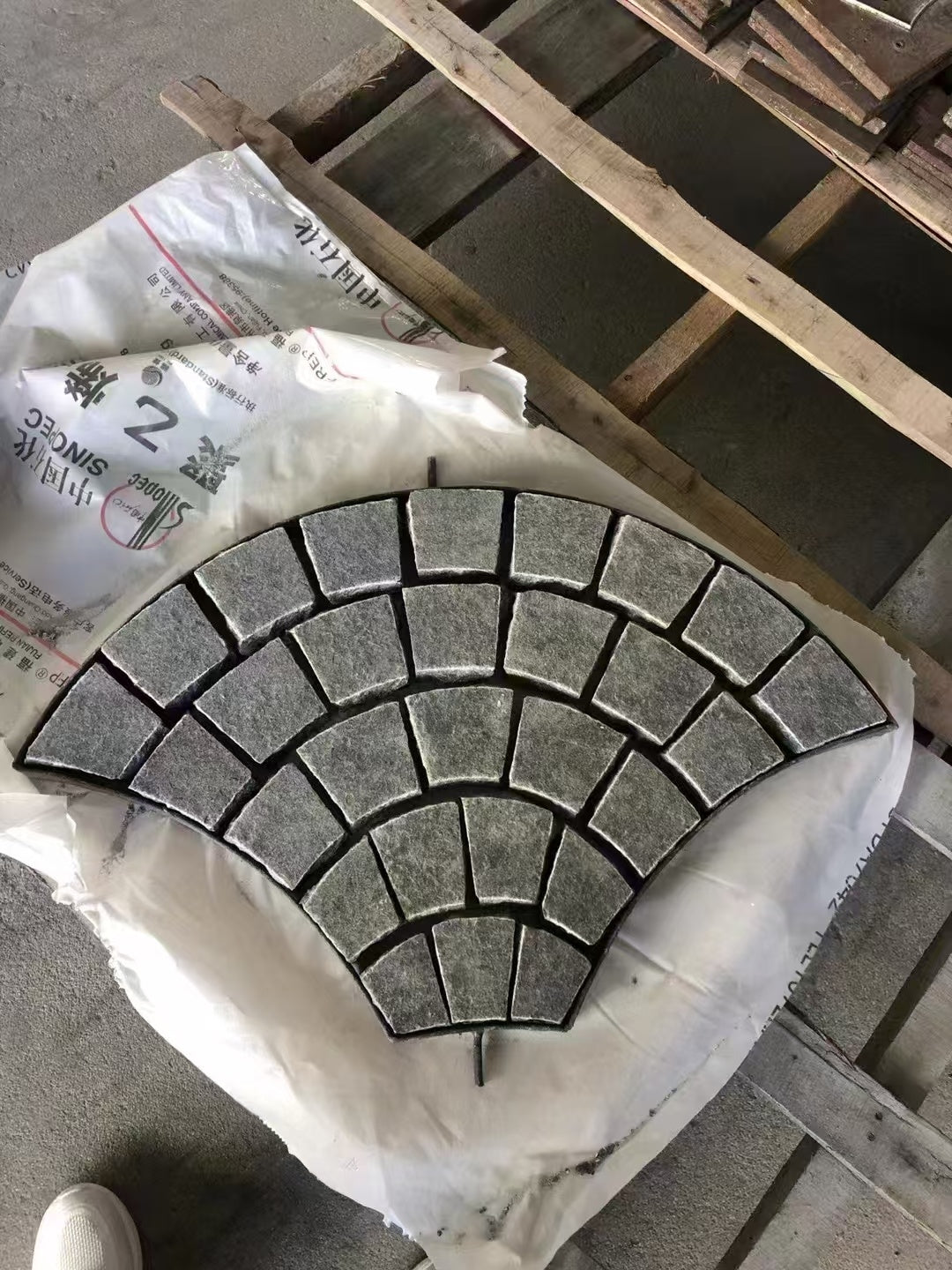 Đá lát vỉa hè hình quạt bằng đá granite phong cách nông thôn trung đại hiện đại, màu xám nhạt - Daisan Store