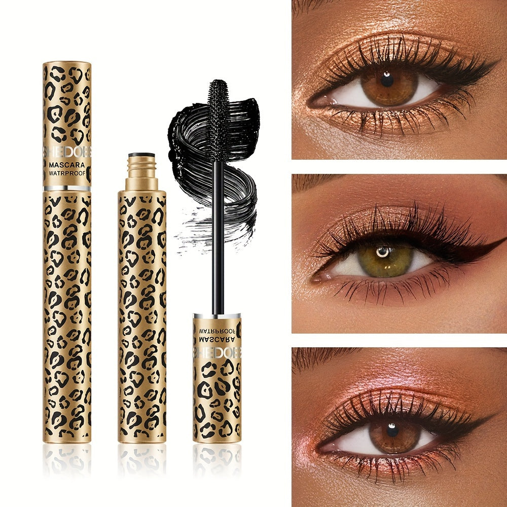 Mascara họa tiết da báo, màu vàng đen; mắt trang điểm kỹ, lông mi dài và sắc nét.