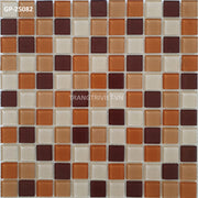Gạch mosaic vuông, màu nâu, cam và trắng, xếp thành họa tiết lưới đều đặn.