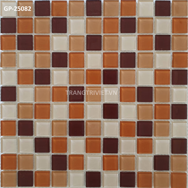 Gạch mosaic vuông, màu nâu, cam và trắng, xếp thành họa tiết lưới đều đặn.