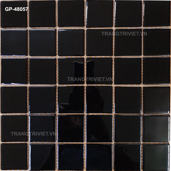 Gạch vuông màu đen bóng, xếp thành lưới 6x6 ô, viền trắng nhỏ giữa các viên.