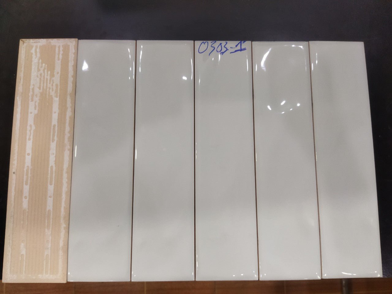 Gạch thẻ Việt Nam 75x300mm xám bóng lượn mã 0303 - 1(GR031PM) loại 1 - Daisan Store