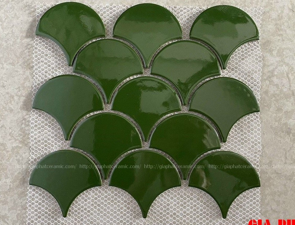 Gạch ốp lát hình vảy cá màu xanh đậm trên nền lưới trắng.